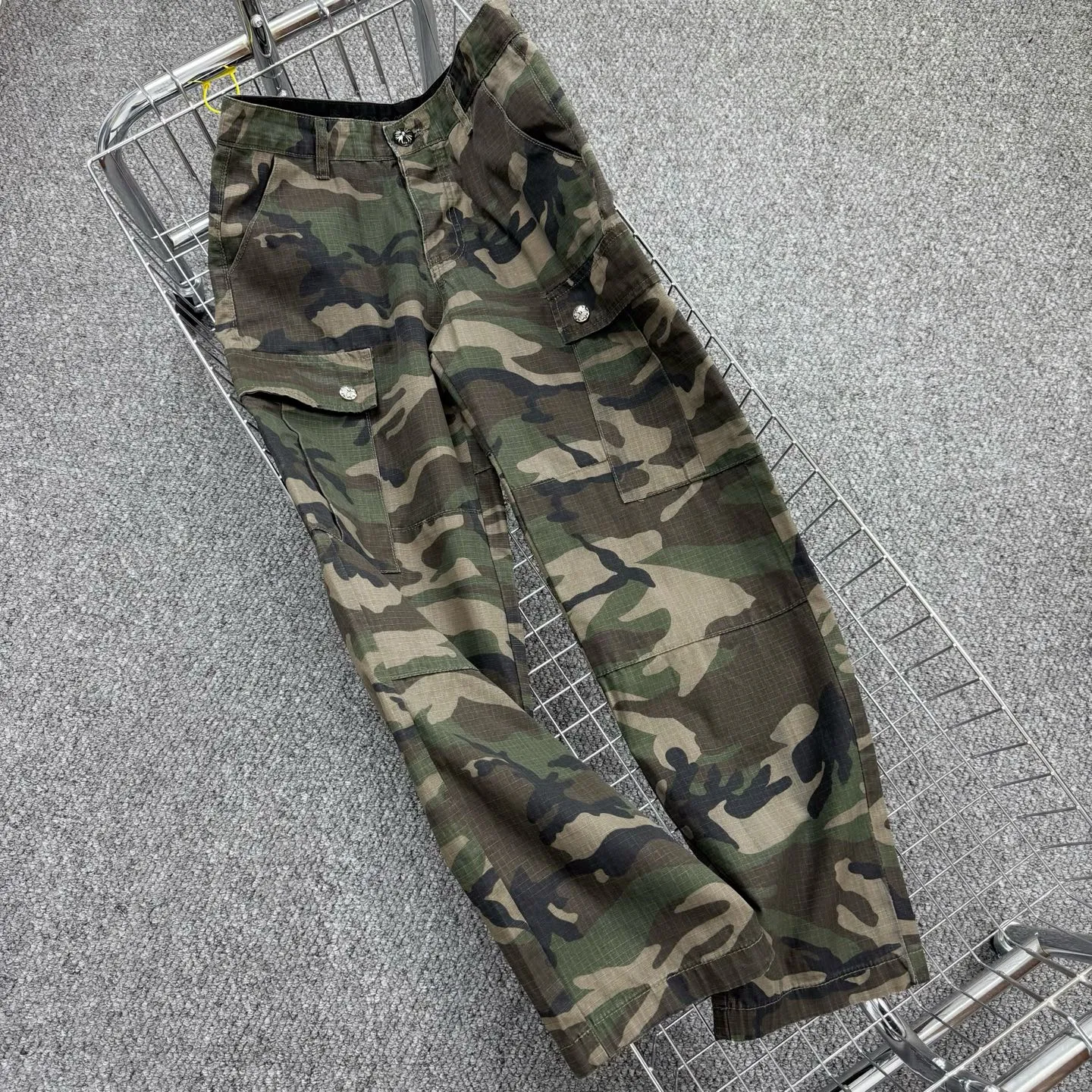 P260 Style number: H855 Chrome Hearts & Chrome Hearts new silver camouflage three-dimensional pocket overalls, original customized fabric, the same high-end simple and loose version as the Internet celebrity star, with multiple embroidered letter LOGO designs, very high-end and stylish! The fabric feels very comfortable, a super versatile and good-looking overalls Size: 28-30-32-34-36 Color: Camouflage